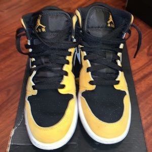 💛🤍🖤 Nike Air Jordan 1 mid bumble bee 🐝 (big kids)